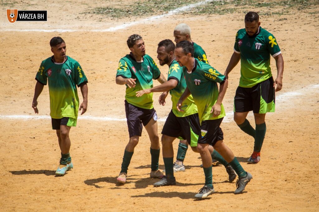Jogadores do IX de Março comemorando um dos 3 gols da vitória sobre o Reunidos que valeu a classificação para as quartas de finais