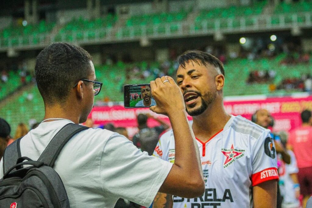 Foto: Taynara. O Repórter Luiz Felipe entrevistando Juninho Neymar: autor do gol do título do Estrela Mirim de Mateus Leme