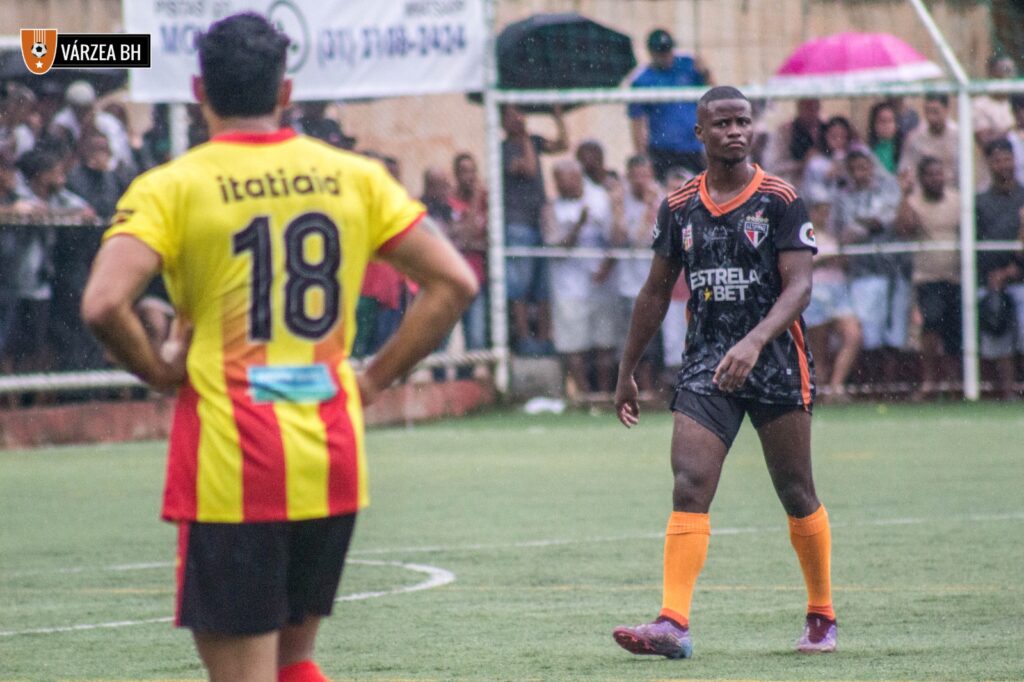 O Zagueiro Kantê, do Tupinense (camisa preta) deu assistência para o segundo gol da virada do Tupinense sobre o Verona