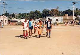 Entrada em campo de capitães, patrono e madrinha da bola durante festival do Suzana, anos 1980. Acervo Antônio Jorge “Ió” Silva.