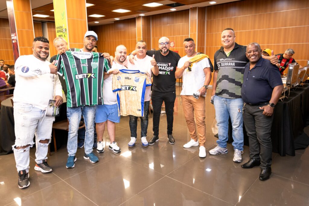 Foto: Tiago Trindade / FMF. Os times receberam um jogo de camisa da FMF para participar do Mineiro Amador 2024